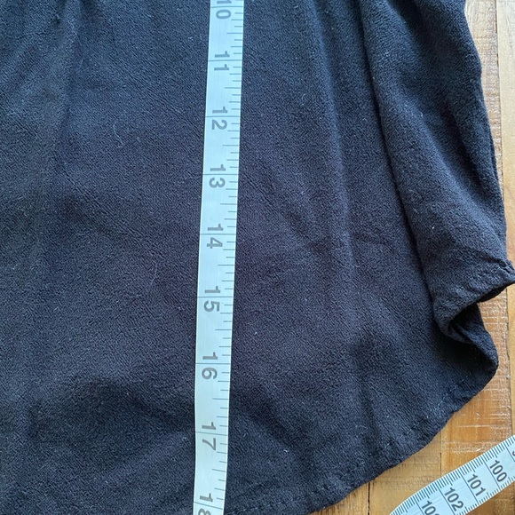 SOLD GIFT W PURCHASE- Crochet cold shoulder crop blouse - Picture 4 of 5